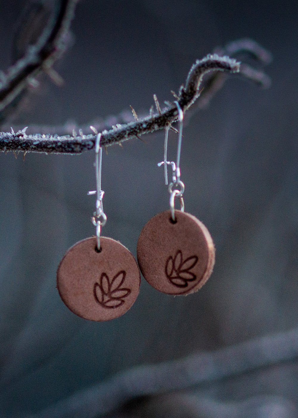 Light weight leather earrings "leaves"